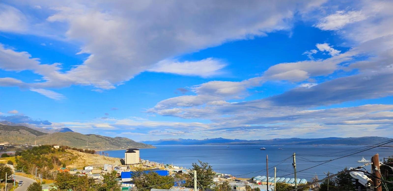 Dpto Amplio Con Vista A La Bahia Ushuaia Exterior foto