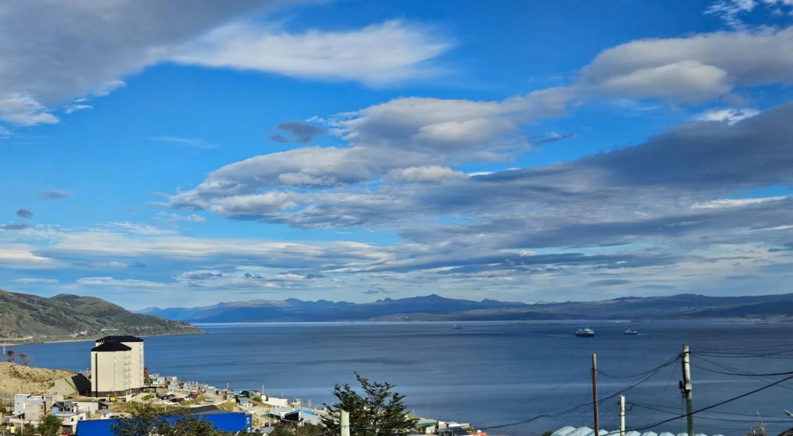 Dpto Amplio Con Vista A La Bahia Ushuaia Exterior foto